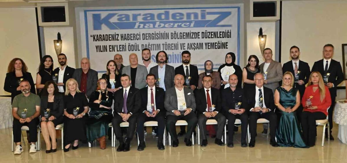 Karadeniz Yılın Enleri ödül töreninden bir kare, ödül alanlar ve konuşmacılar