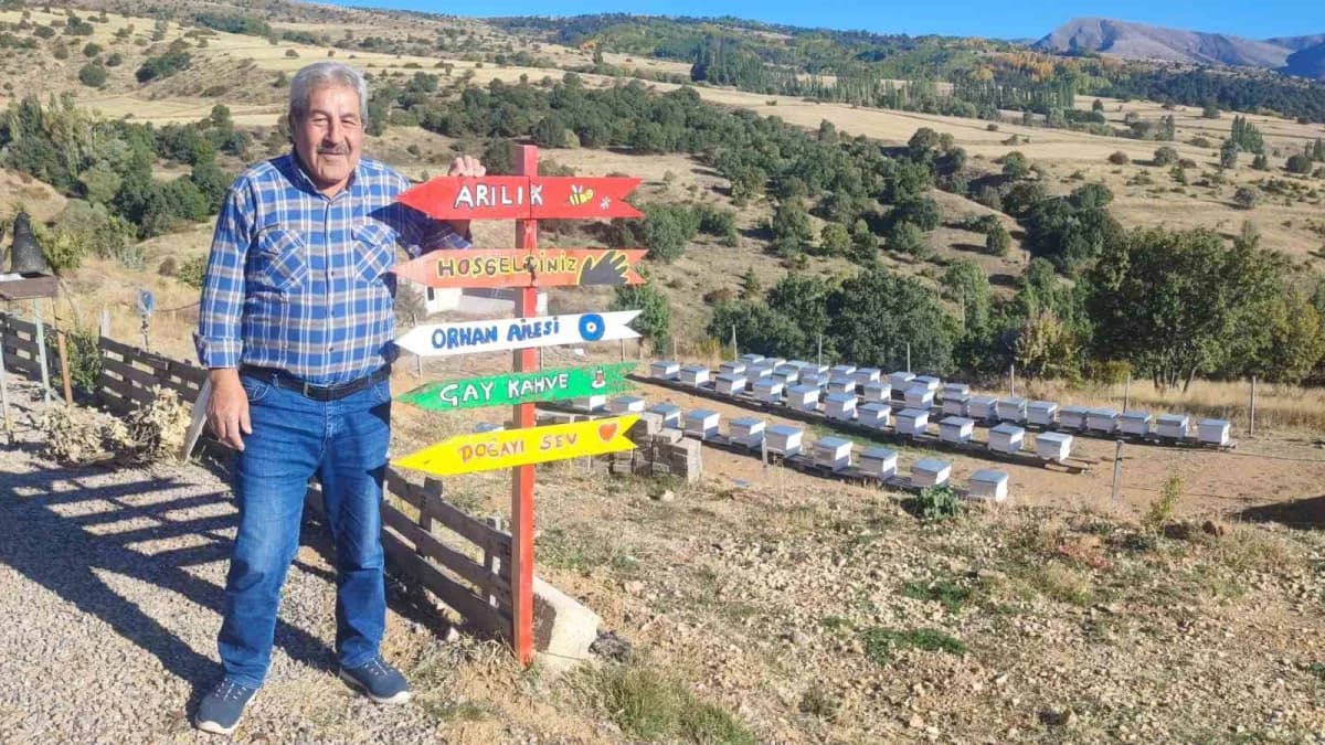 1800 rakımlı alandan fenni bal üretimi yapan Bayram Orhan ve kovanlar
