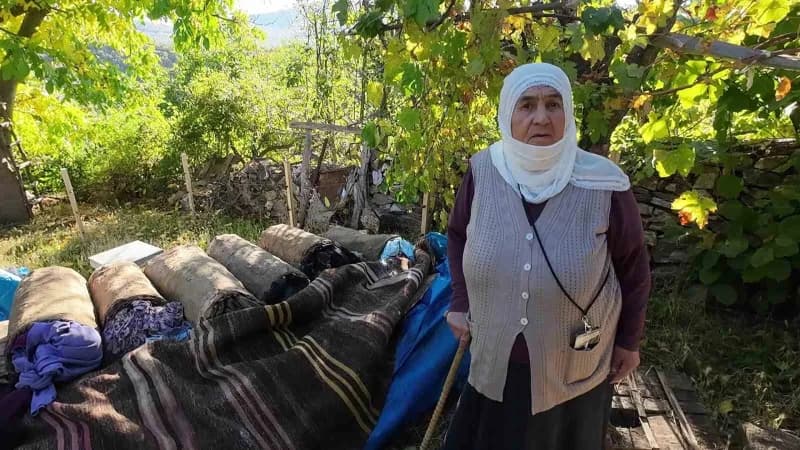 Hatice Orhan ve bahçesindeki karakovanlar