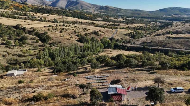 1800 rakımlı alanda arı kovanlarının ve arazinin dron görüntüsü