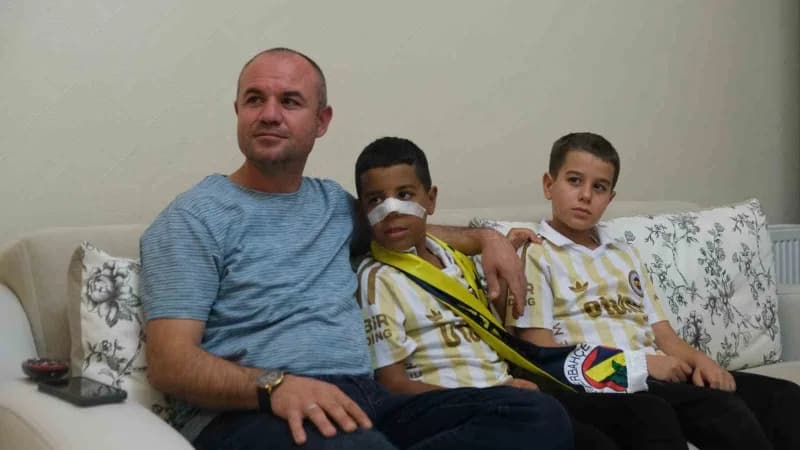 Karaman’da burun ameliyatı geçiren 9 yaşındaki Fenerbahçe taraftarı Abdullah Tayyip Zahma, narkozun etkisindeyken Fenerb