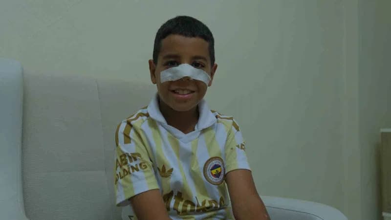 Karaman’da burun ameliyatı geçiren 9 yaşındaki Fenerbahçe taraftarı Abdullah Tayyip Zahma, narkozun etkisindeyken Fenerb