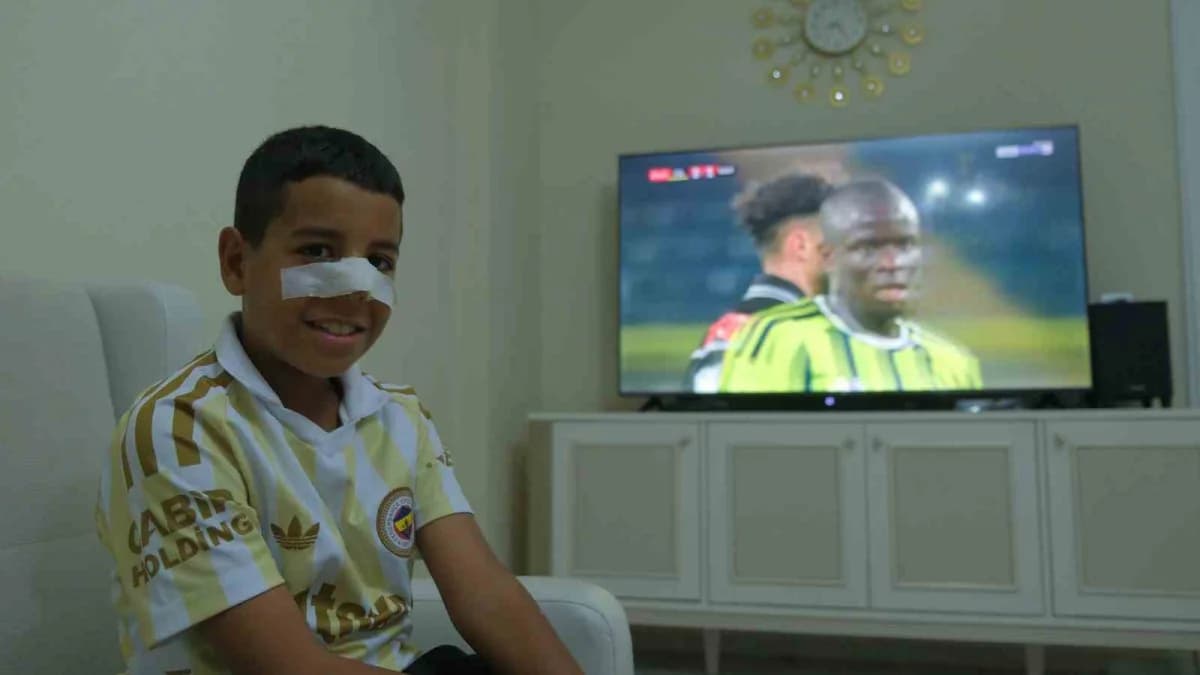 Karaman’da burun ameliyatı geçiren 9 yaşındaki Fenerbahçe taraftarı Abdullah Tayyip Zahma, narkozun etkisindeyken Fenerb
