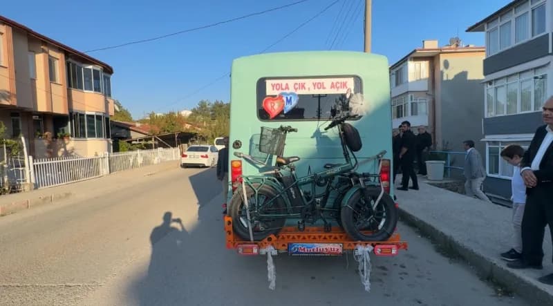 Karabük’te dünyaevine giren Mücahit Güller, eşinin 15 yıllık karavan hayalini 3 yılda kendi imkanlarıyla 2004 model Magi