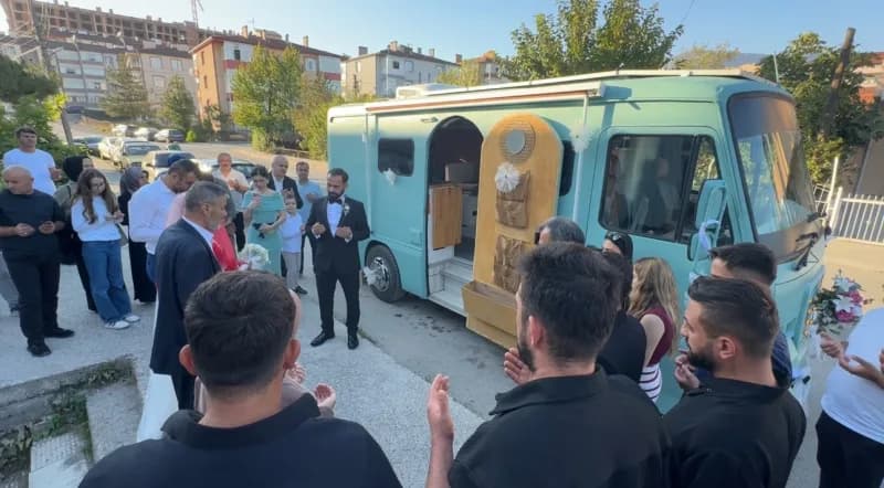 Karabük'te dünyaevine giren Mücahit Güller, eşinin 15 yıllık karavan hayalini 3 yılda kendi imkanlarıyla 2004 model Magi