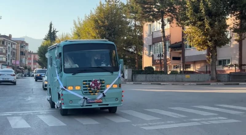 Karabük'te dünyaevine giren Mücahit Güller, eşinin 15 yıllık karavan hayalini 3 yılda kendi imkanlarıyla 2004 model Magi