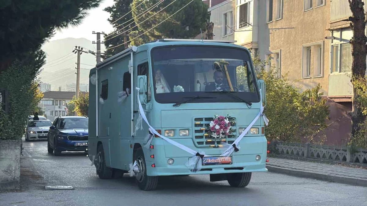 Karabük'te 3 yılda karavana dönüştürülen 2004 model Magirus marka araç düğünde gelin arabası olarak kullanıldı
