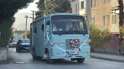 Karabük'te 3 yılda karavana dönüştürülen 2004 model Magirus marka araç düğünde gelin arabası olarak kullanıldı