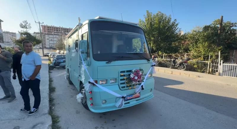 Karabük’te dünyaevine giren Mücahit Güller, eşinin 15 yıllık karavan hayalini 3 yılda kendi imkanlarıyla 2004 model Magi