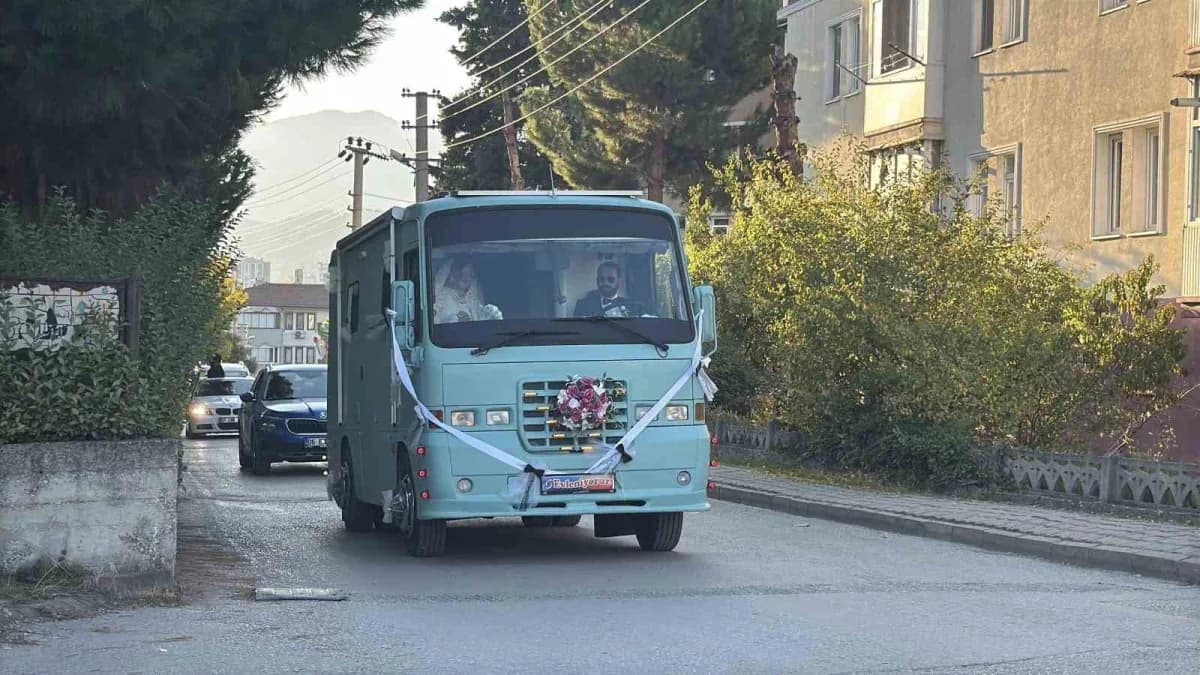 Karabük’te dünyaevine giren Mücahit Güller, eşinin 15 yıllık karavan hayalini 3 yılda kendi imkanlarıyla 2004 model Magi