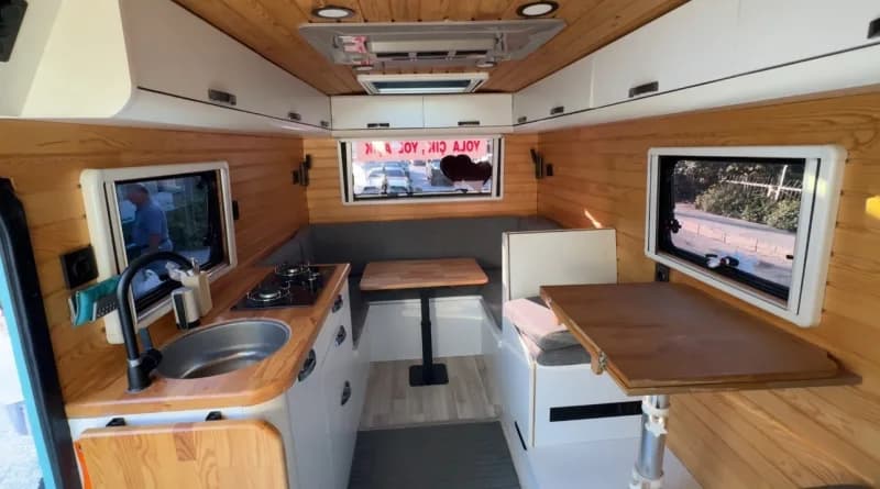 Karabük'te dünyaevine giren Mücahit Güller, eşinin 15 yıllık karavan hayalini 3 yılda kendi imkanlarıyla 2004 model Magi