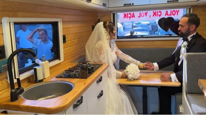 Karabük'te dünyaevine giren Mücahit Güller, eşinin 15 yıllık karavan hayalini 3 yılda kendi imkanlarıyla 2004 model Magi