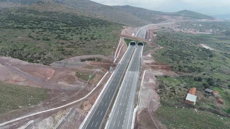 Ulaştırma ve Altyapı Bakanı Abdulkadir Uraloğlu, karayolu ve demiryolunda yapımı tamamlanan ve devam eden ekolojik köprü