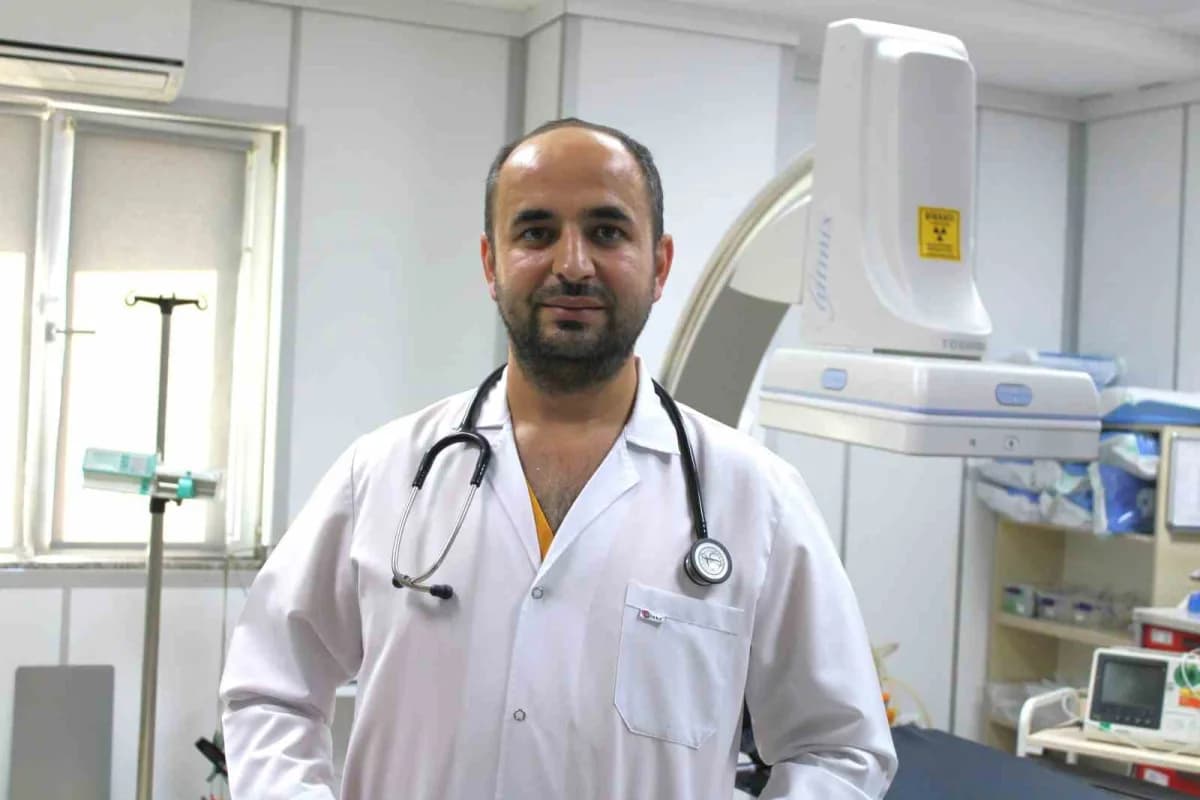 Kayseri Devlet Hastanesi Kardiyoloji Uzmanı Dr. Murat Çetin gençlere halı saha öncesi kalp sağlığı uyarısı yapıyor