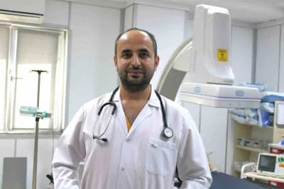 Kayseri Devlet Hastanesi Kardiyoloji Uzmanı Dr. Murat Çetin gençlere halı saha öncesi kalp sağlığı uyarısı yapıyor
