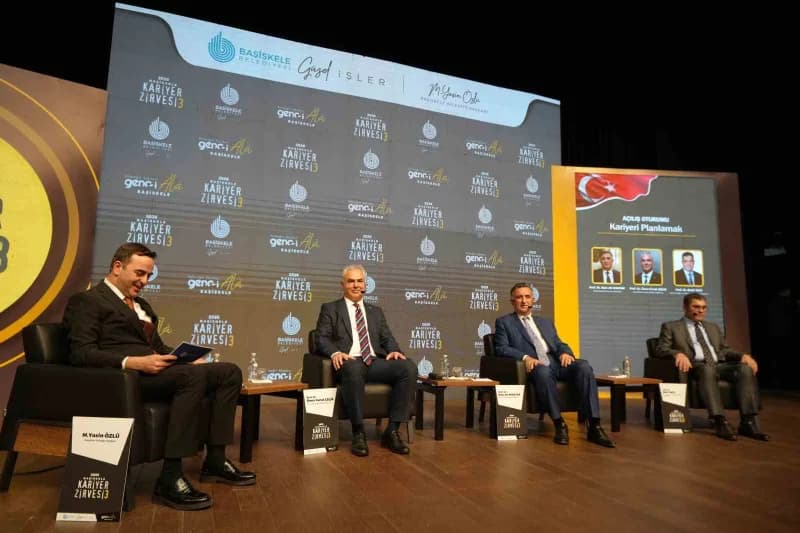 Kocaeli Başiskele'de düzenlenen 3. Kariyer Zirvesi'nde gençler ve konuşmacılar bir arada