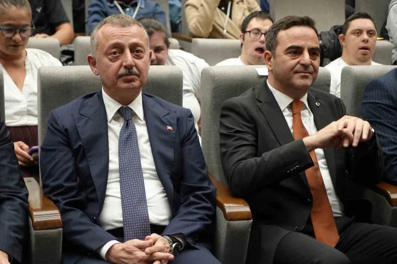 Başiskele Kariyer Zirvesi 3, ilk gününde akademisyenleri ve iş dünyasının önde gelen isimlerini genç