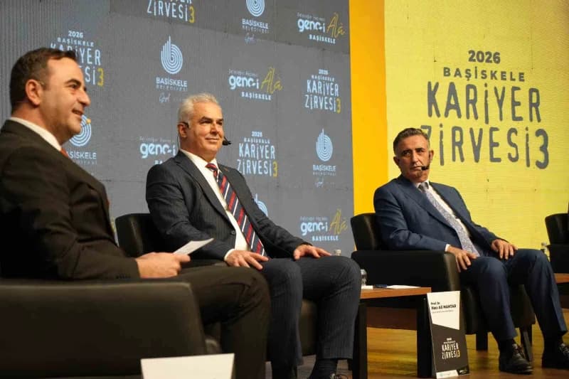 Başiskele Kariyer Zirvesi 3, ilk gününde akademisyenleri ve iş dünyasının önde gelen isimlerini genç