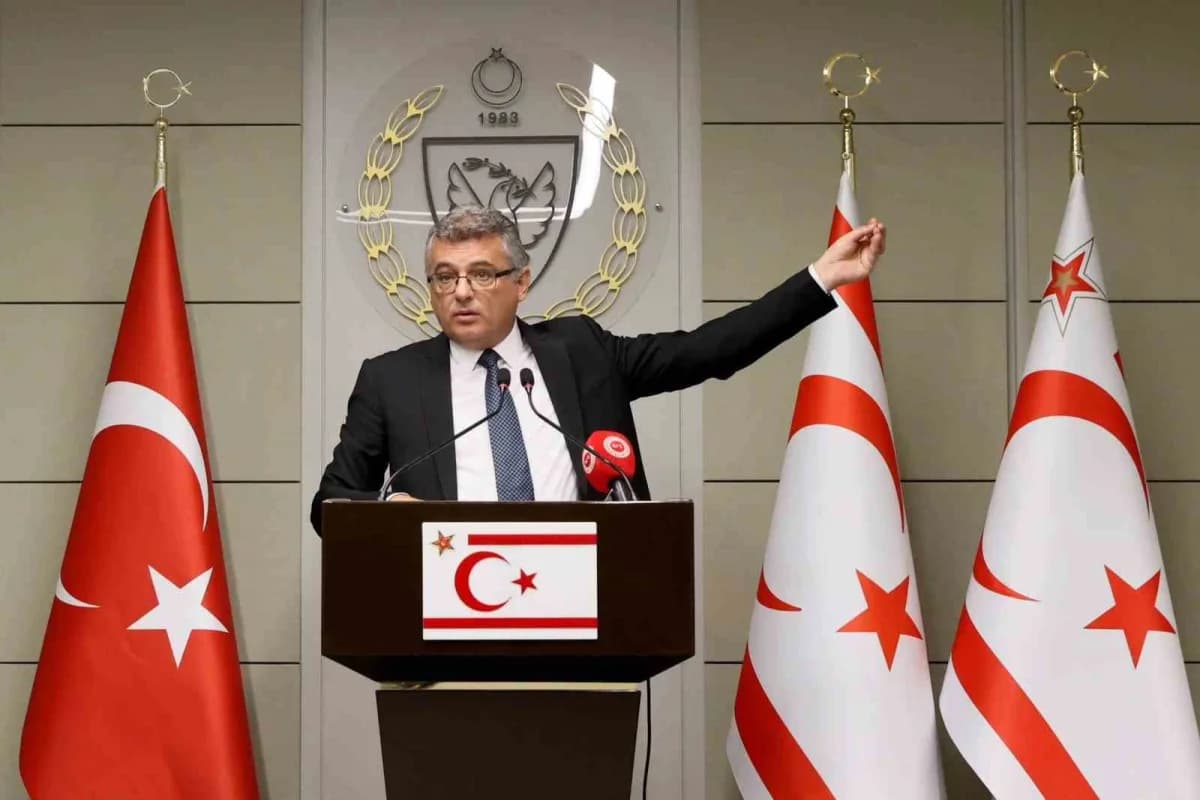KKTC Cumhurbaşkanı Tufan Erhürman basın açıklaması yaparken