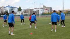Kars 36 Spor futbolcuları Ziraat Türkiye Kupası maçı hazırlıklarını Kars Atletizm Pisti çim