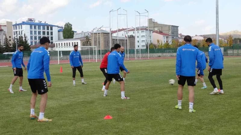 Kars 36 Spor futbolcuları Ziraat Türkiye Kupası maçı hazırlıklarını Kars Atletizm Pisti çim