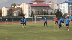 Kars 36 Spor futbolcuları Ziraat Türkiye Kupası maçı hazırlıklarını Kars Atletizm Pisti çim