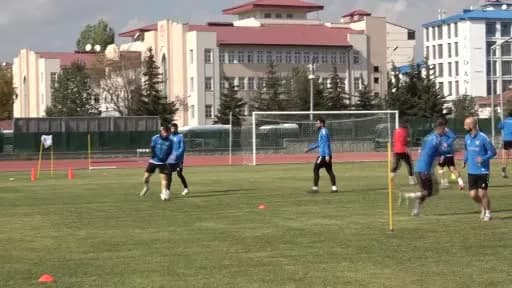 Kars 36 Spor futbolcuları Ziraat Türkiye Kupası maçı hazırlıklarını Kars Atletizm Pisti çim