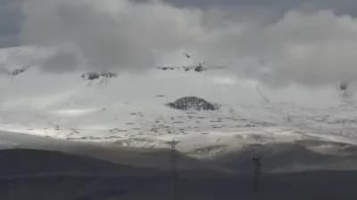 Kars Selim ilçesindeki Allahuekber Dağları’nın zirvelerinde oluşan beyaz kar örtüsü ve sonbahar renkleri