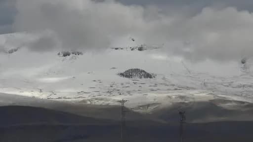 Kars Selim ilçesindeki Allahuekber Dağları’nın zirvelerinde oluşan beyaz kar örtüsü ve sonbahar renkleri
