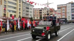 Kars’ta 29 Ekim Cumhuriyet Bayramı kutlamalarında öğrenciler ve komandolar yağmur altında gösteri