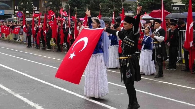 Kars’ta Cumhuriyet’in 103. Yılı yağmur altında coşkuyla kutlandı(Kars-iha)