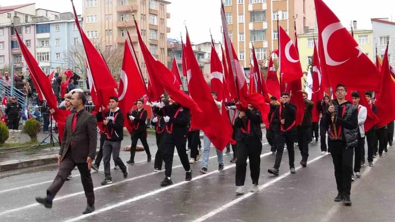 Kars’ta Cumhuriyet’in 103. Yılı yağmur altında coşkuyla kutlandı(Kars-iha)