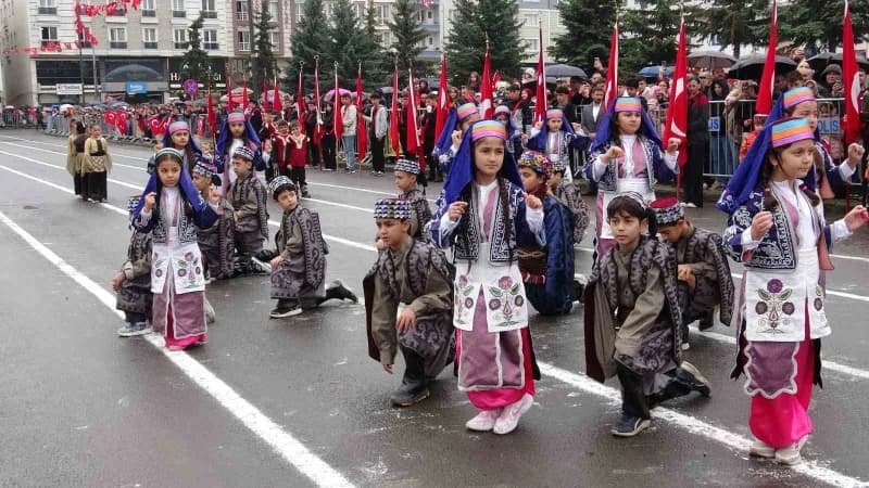 Kars’ta Cumhuriyet’in 103. Yılı yağmur altında coşkuyla kutlandı(Kars-iha)