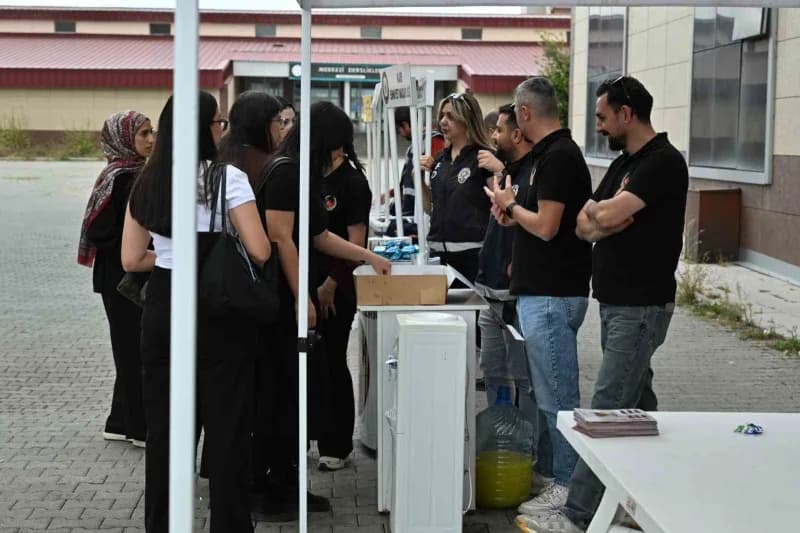 Kars Emniyet Müdürü Tombul, üniversiteli gençlerle bir araya geldi(Kars-iha)