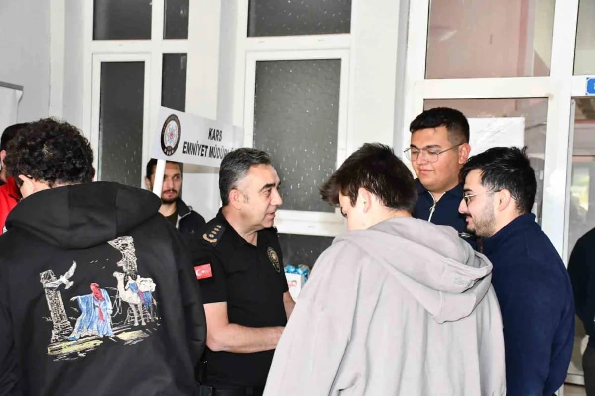 Kars Emniyet Müdürü Tombul, üniversiteli gençlerle bir araya geldi(Kars-iha)