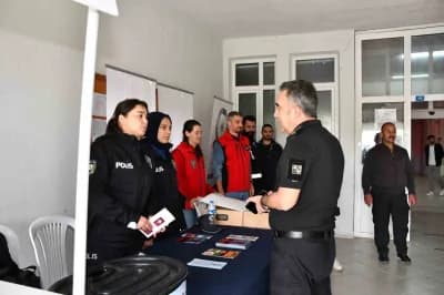 Kars Emniyet Müdürü Murat Abdullah Tombul, Kafkas Üniversitesi kampüsünde öğrencilerle bilgilendirme etkinliğinde sohbet