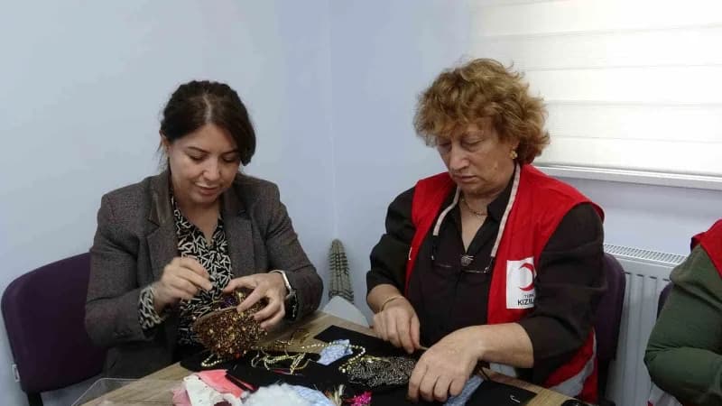 Atölyede hazırlanan ürünler vatandaşlarla buluşurken, elde edilen gelir ihtiyaç sahibi vatandaşlara ulaştırılacak sıcak