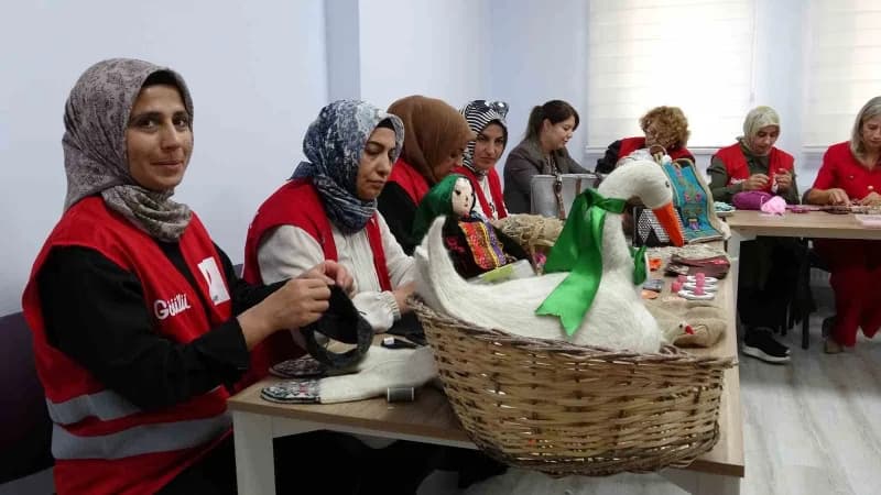 Kars'ta gönüllü kadınların el emeğiyle hazırladığı ürünler, düzenlenecek hayır çarşılarında satışa sunularak ihtiyaç sah