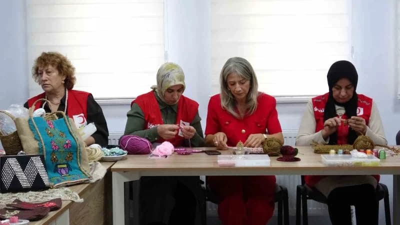 Kars Türk Kızılay tarafından oluşturulan Dayanışma modelinde kadınların gönüllü emeği, hayır çarşıları ve Aşevi çalışmal