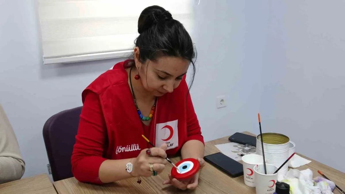 Kars Türk Kızılay Kadın Atölyesi’nde gönüllü kadınlar el emeği ürünler hazırlıyor