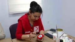 Kars Türk Kızılay Kadın Atölyesi’nde gönüllü kadınlar el emeği ürünler hazırlıyor