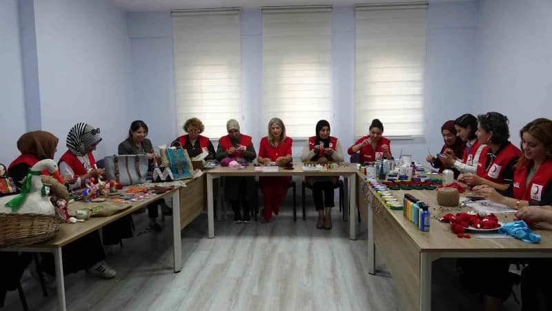 Kars'ta gönüllü kadınların el emeğiyle hazırladığı ürünler, düzenlenecek hayır çarşılarında satışa sunularak ihtiyaç sah