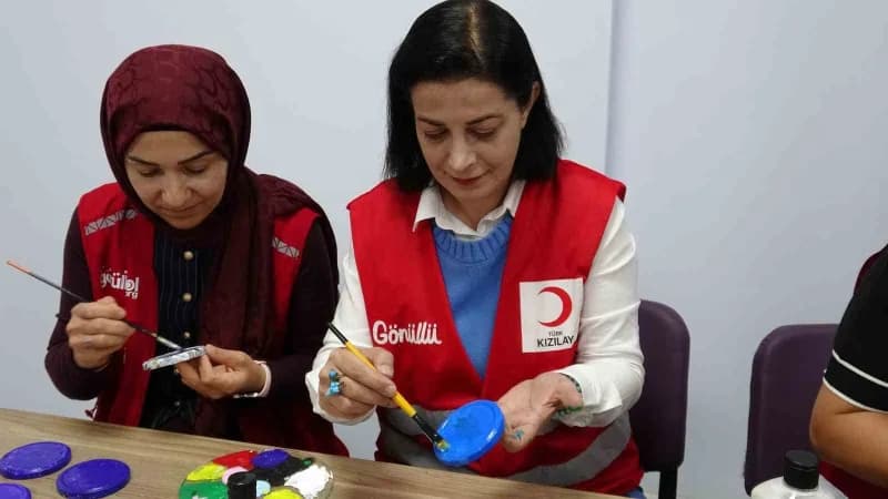 Kars'ta gönüllü kadınların el emeğiyle hazırladığı ürünler, düzenlenecek hayır çarşılarında satışa sunularak ihtiyaç sah