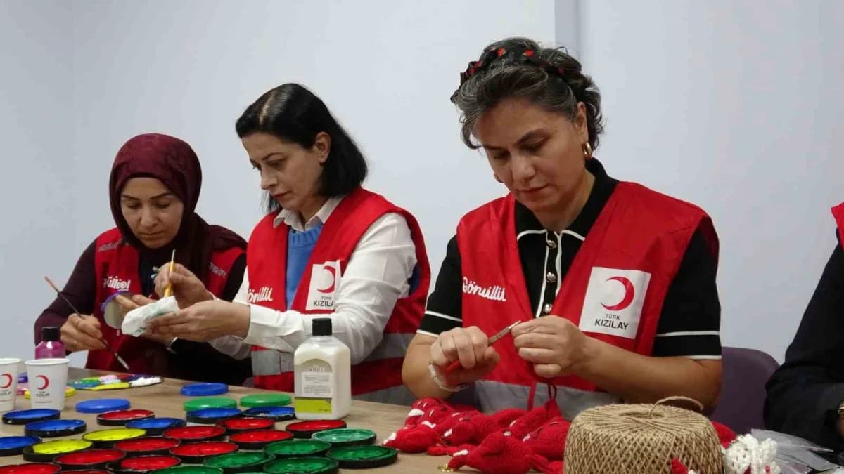 Kars'ta gönüllü kadınların el emeğiyle hazırladığı ürünler, düzenlenecek hayır çarşılarında satışa sunularak ihtiyaç sah