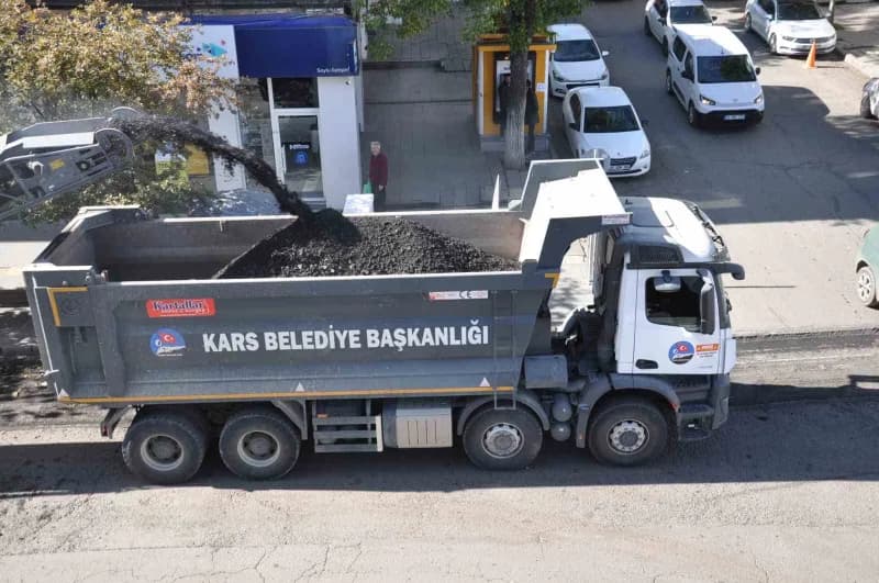 Kars’ta kar yağmadan asfalt seferberliği: Kazımpaşa Caddesi’nde söküm başladı(Kars-iha)