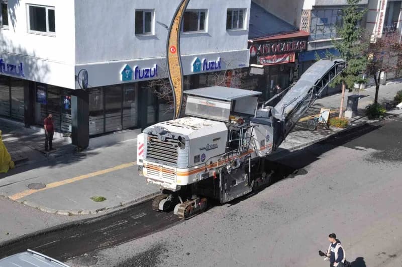 Kars’ta kar yağmadan asfalt seferberliği: Kazımpaşa Caddesi’nde söküm başladı(Kars-iha)