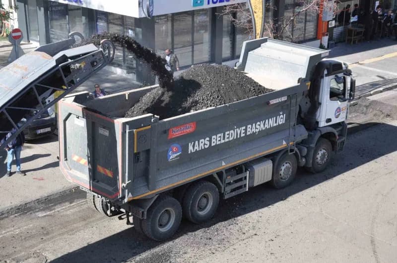 Kars’ta kar yağmadan asfalt seferberliği: Kazımpaşa Caddesi’nde söküm başladı(Kars-iha)