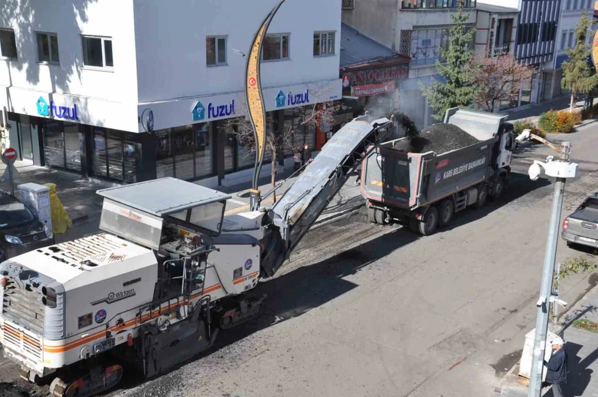 Kars Kazımpaşa Caddesi’nde iş makineleriyle asfalt söküm çalışması yapılıyor