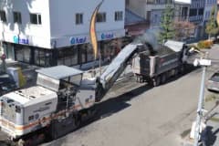 Kars Kazımpaşa Caddesi’nde iş makineleriyle asfalt söküm çalışması yapılıyor