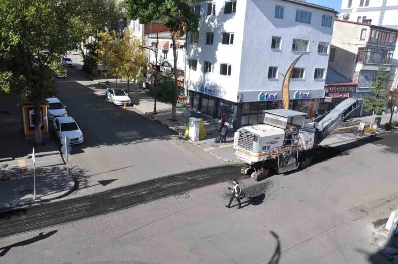 Kars’ta kar yağmadan asfalt seferberliği: Kazımpaşa Caddesi’nde söküm başladı(Kars-iha)
